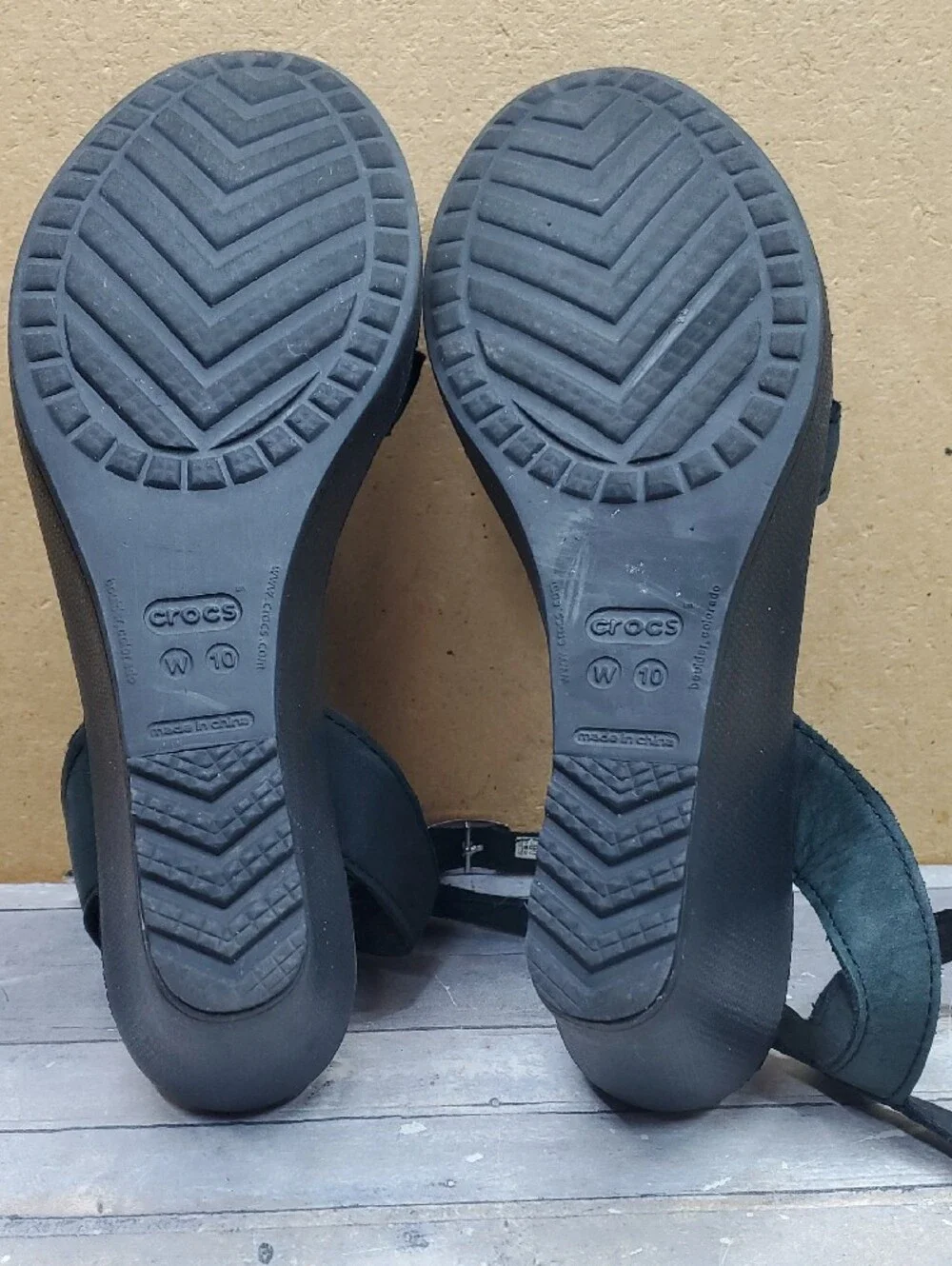 CROCS Women's Leigh II Black and Dark Green Cross Strap Ankle Wedge Size W 10